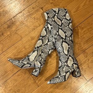 New Marc Fisher 🐍 snakeskin tall 👢 boots